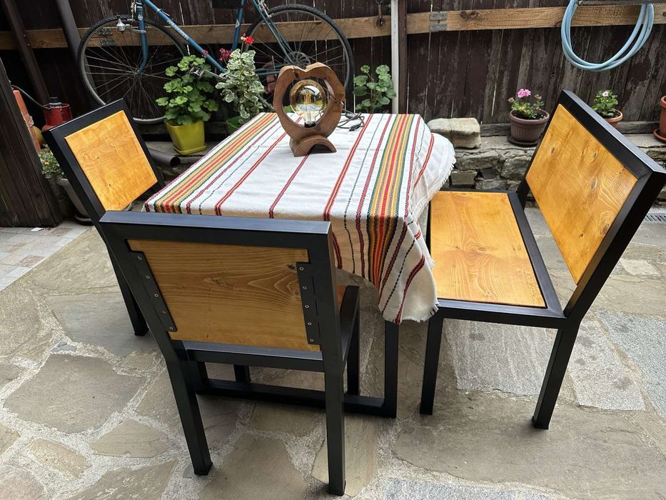 Градиндка маса с пейка и столове от дърво и метал.