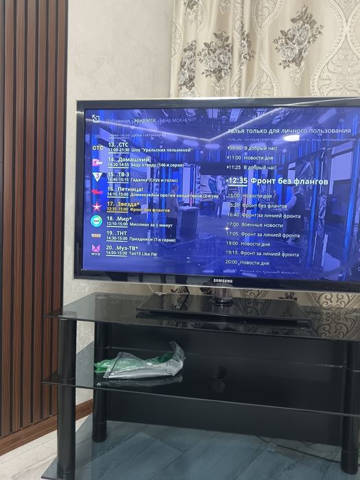 Samsung 40" Full HD + Android X98Q + стеклянная тумба