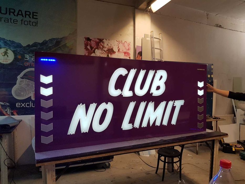 Firme  luminoase ,Litere volumetrice