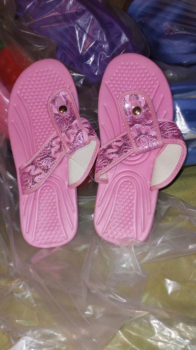 2 perechi papuci / flip-flop / slapi noi la alegere: mov, rosu, verde, roz sau albastru deschis alegeti marimea si culoarea fiecarei perechi