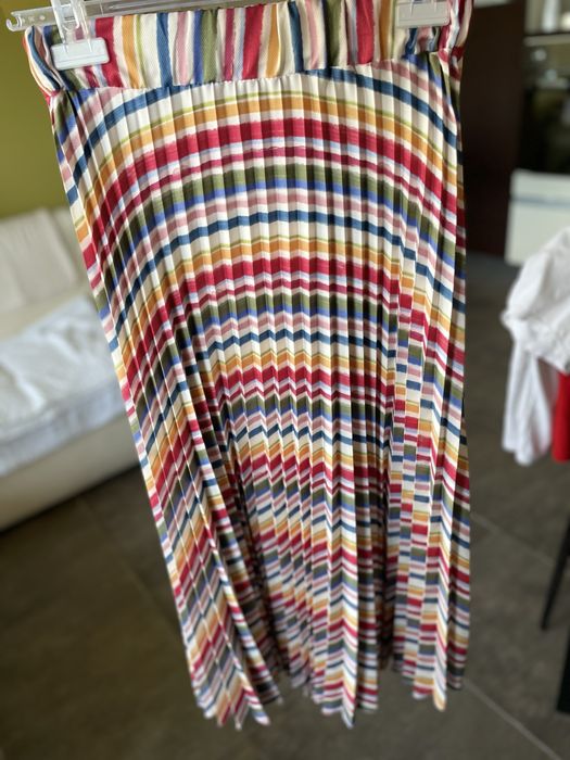 Плисирана цветна пола.Нова.Размер S.