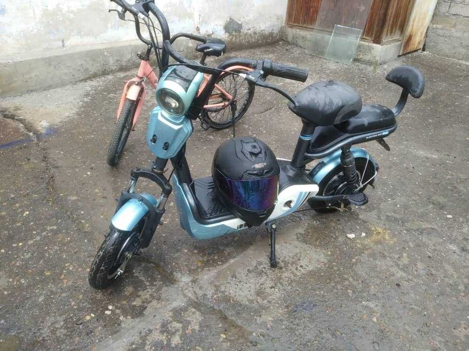 продается скутер и велосипед