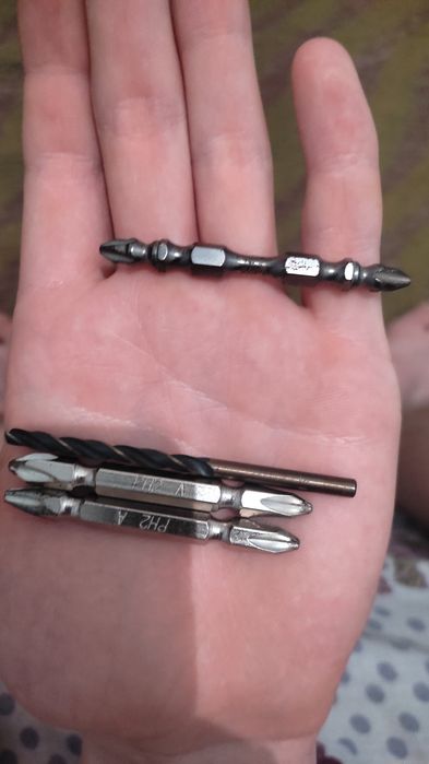 Одно сверло и три головки от отверток