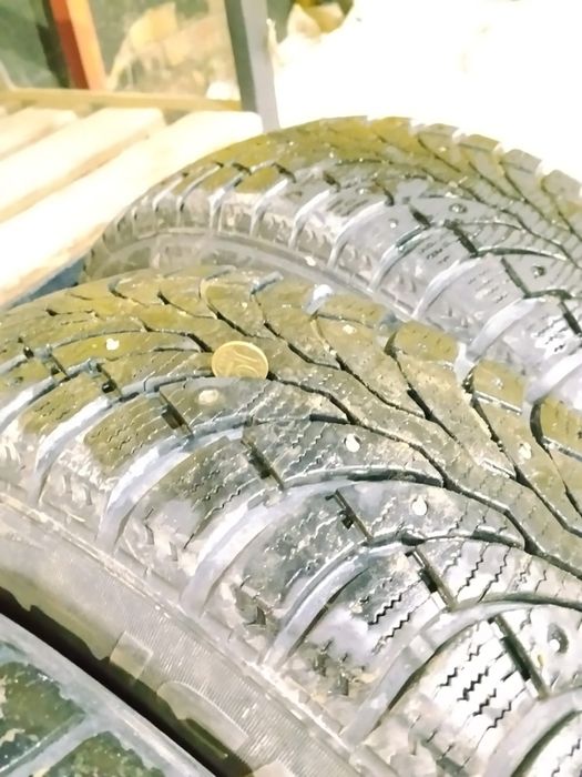 Продам зимние шипованные шины