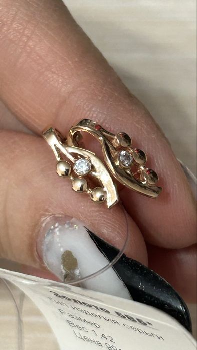 Продам новые золотые серьги