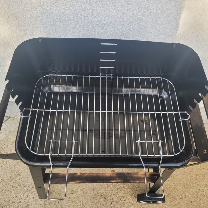 Gratar cu spațiu depozitare