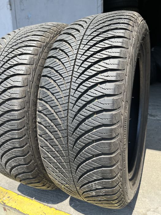 2 бр. летни гуми 215/55/17 GoodYear 6,5 mm DOT 2220