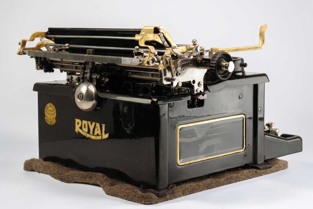 Masina de scris Royal 10 – editie rară cu aur 22K – obiect premium.