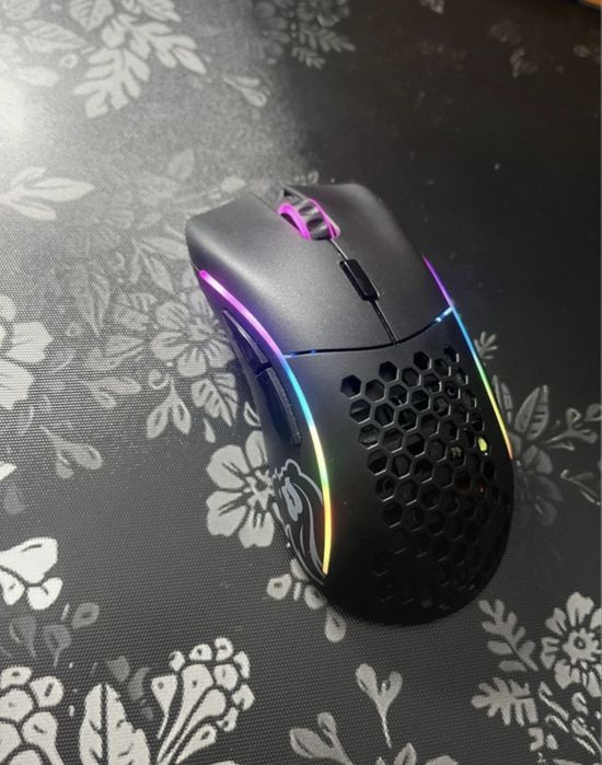 Vand un mouse glorious model D wireless
