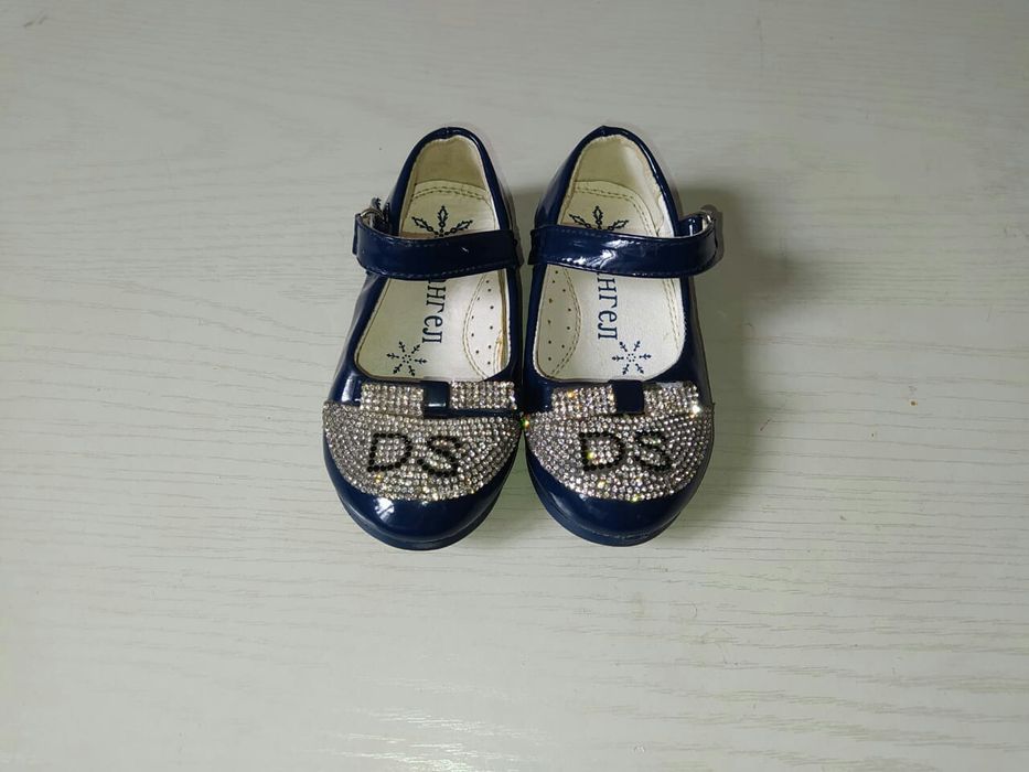 Девочкам новая обувь - размер 22, 18