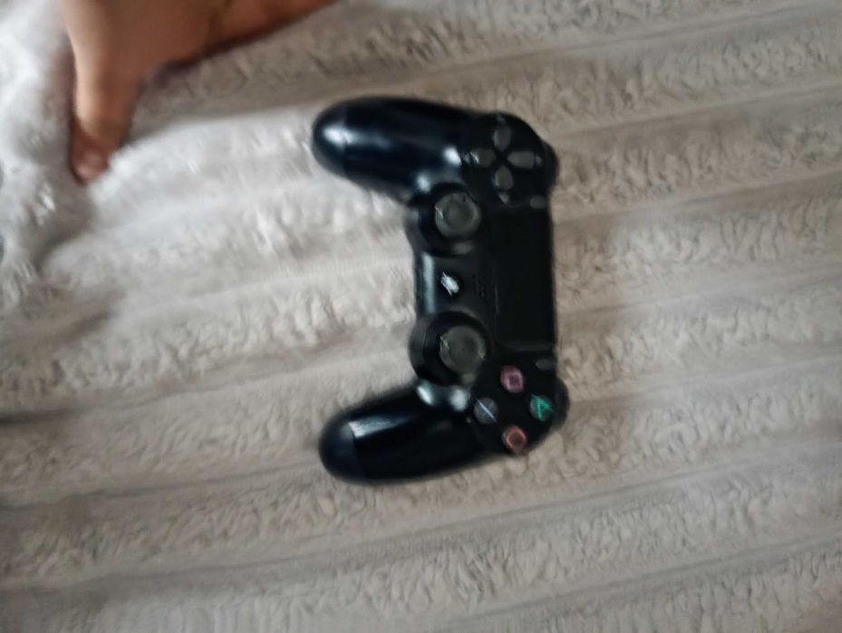 Ps4 1t като нов, със седем игра и два чойстика