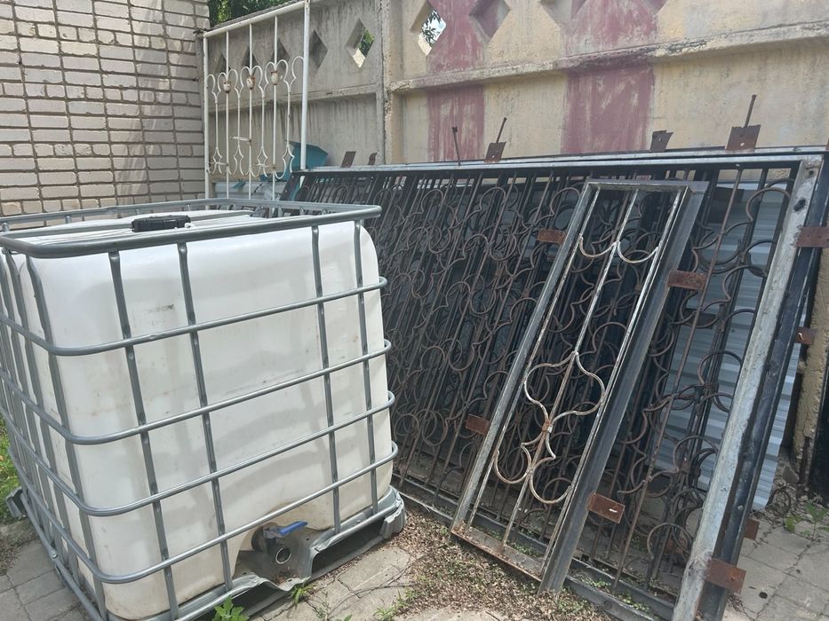 Продам емкость 1 тонник и решетки на окна 6 шт