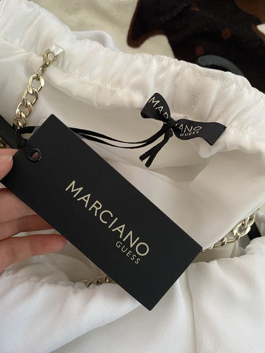 Бяла пролетна/лятна рокля на guess by marciano с паднали рамена