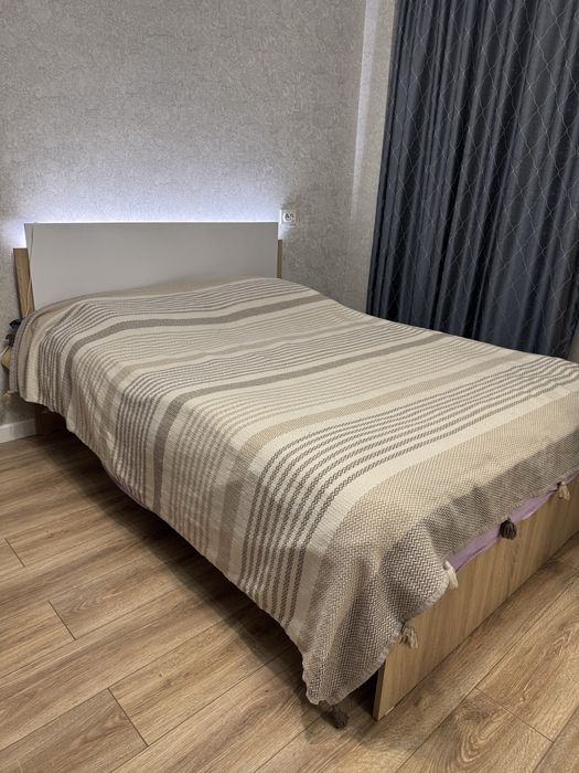 Продать кровать с матрасом 140 на 200