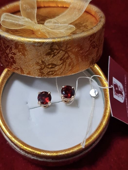 Новые золотые пусеты с гранатами