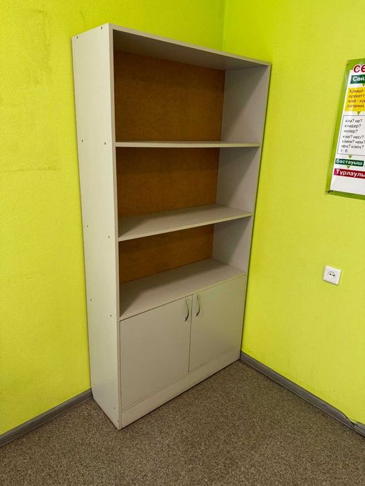 Шкаф серого цвета.