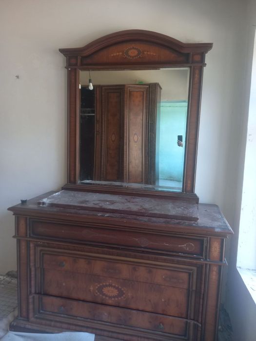 рассияники шкаф сотилади холати яхши нархини келишамиз tryuma xam bor