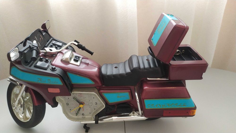 Настолен аналогов часовник във вид на мотор