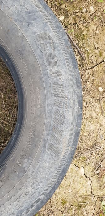 Vand cauciucuri camion motrice si directie 285/70/19.5