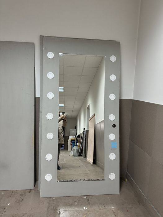 Зеркало большое с подсветкой.