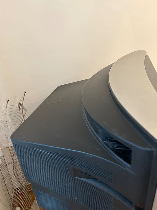 Телевизор JVC  и тумбочка