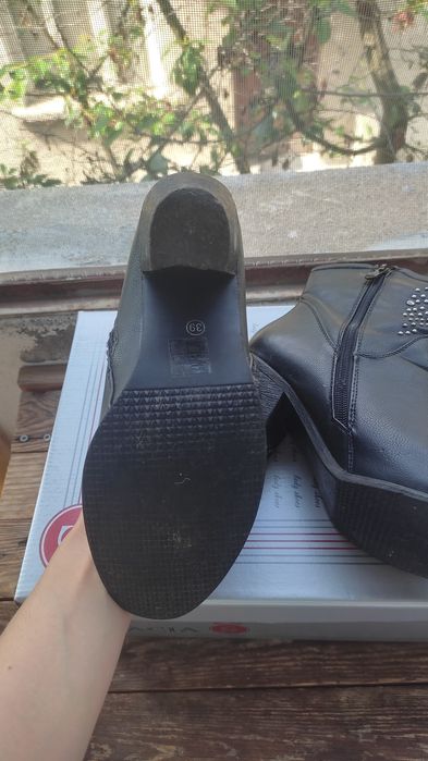 Дамски боти на висок ток с капси