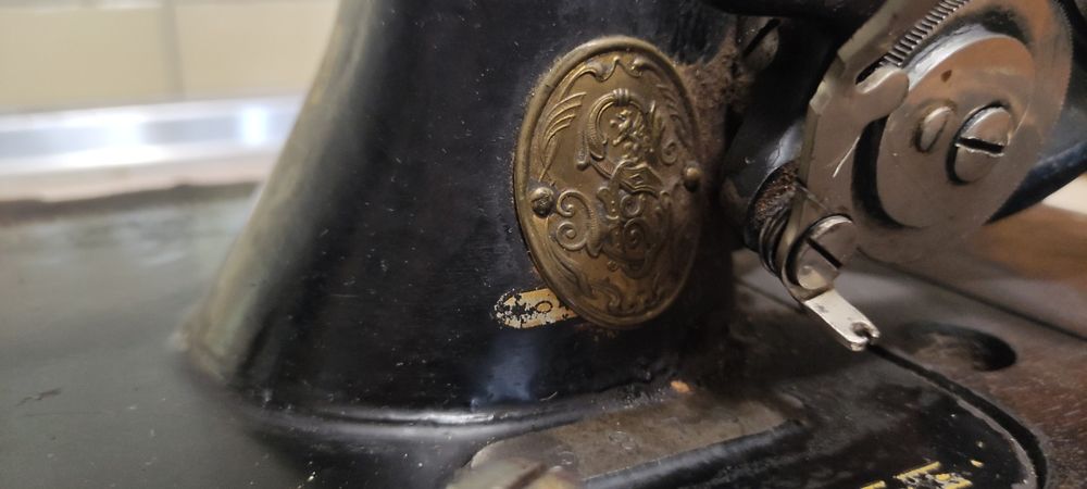 Продам швейную машинку зингер