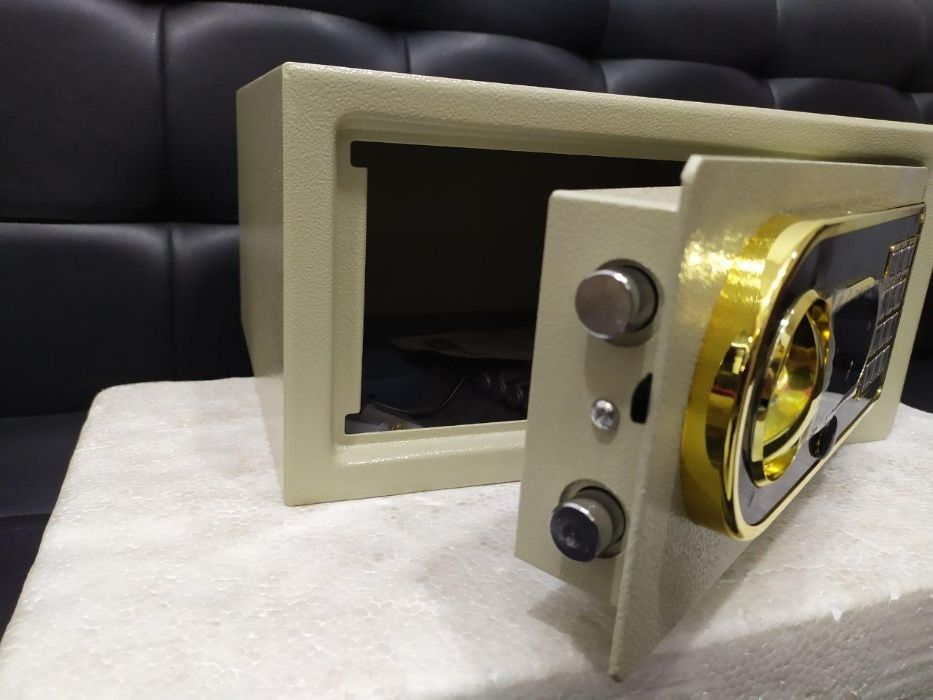 Сейфы с кодовыми замками, разных расцветок