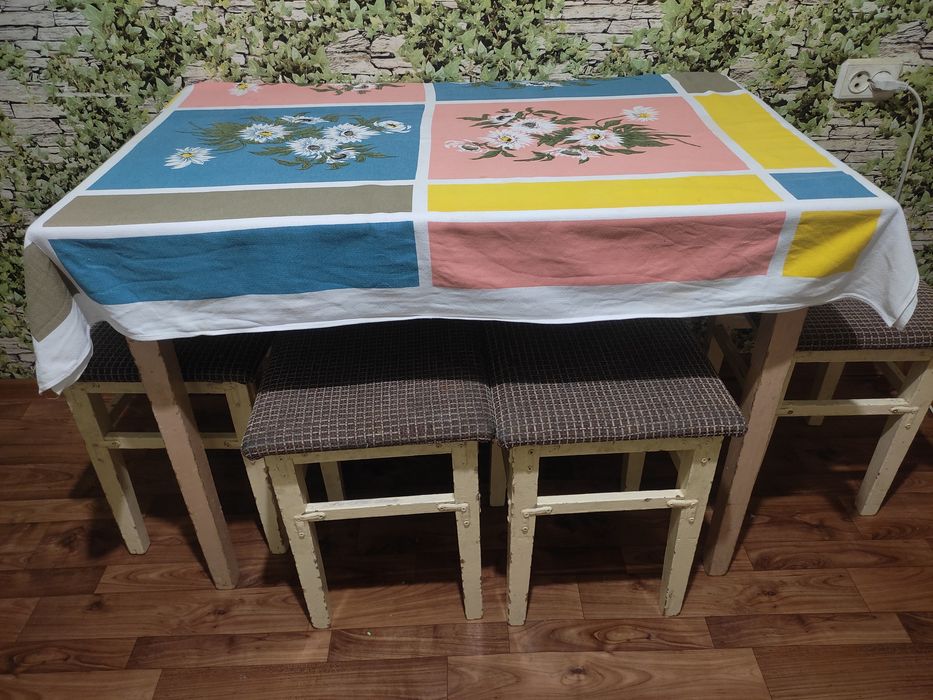 Стол деревянный и табуретки 4шт.12000.