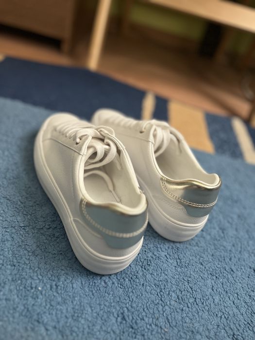 Маратонки Zara.