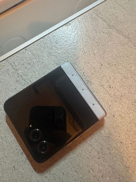 Motorola Razr 60 5G Dual SIM (8/256GB)  (Cristale de la Swarovsk