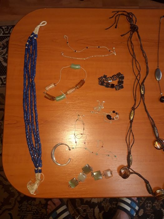 Vand o plasa intreaga de margele,coliere, bratari