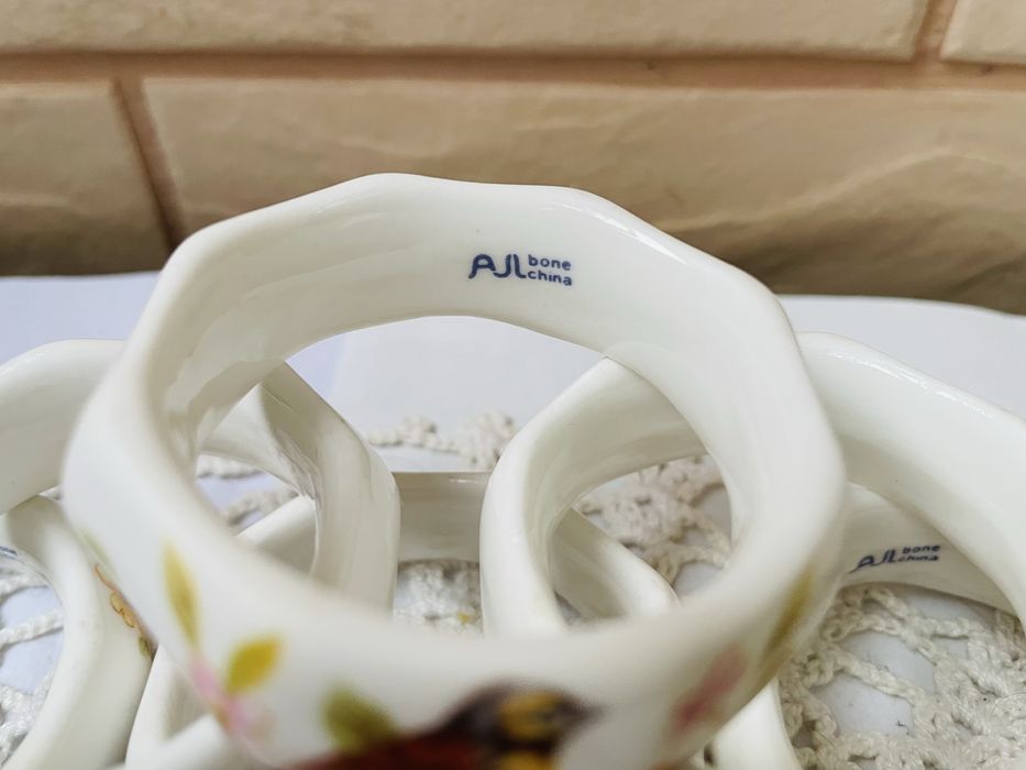 Красиви порц.пръстени за салфетки от Англия