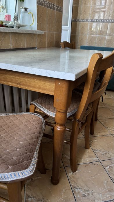 Продам кухонный стол со стульями
