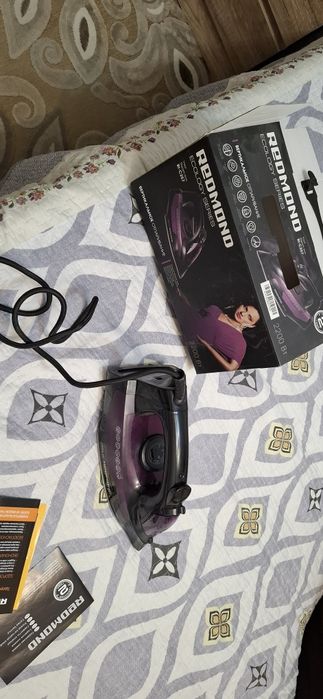 Продам утюг Redmond