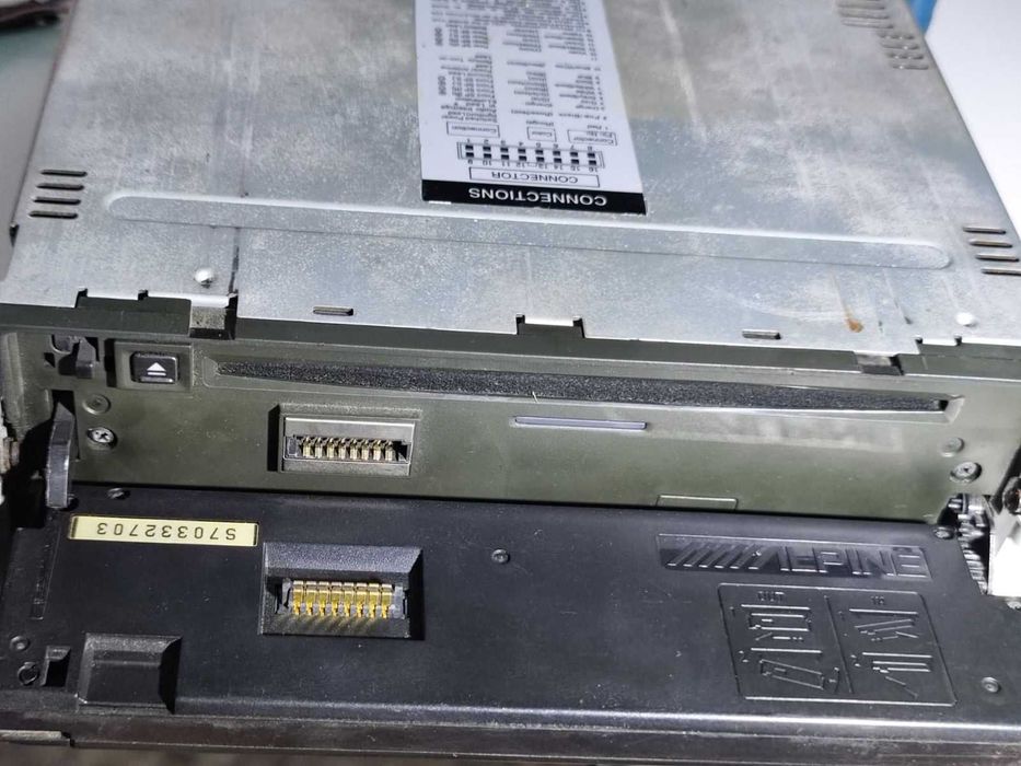 Радио Alpine CDE - 9881R + Дистанционно + Aux кабел