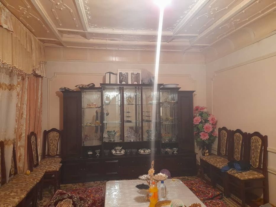 Stenka mebil va 12 kishilik stol stul sotiladi