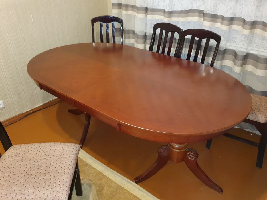 Стол для гостинной