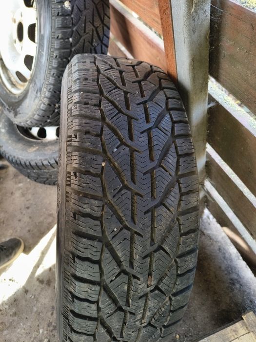 Vând 4 genți Duster cu cauciucuri