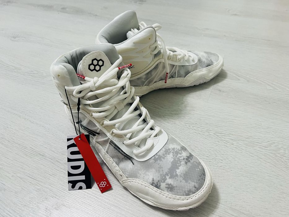 Продам новые кроссовки для бокса