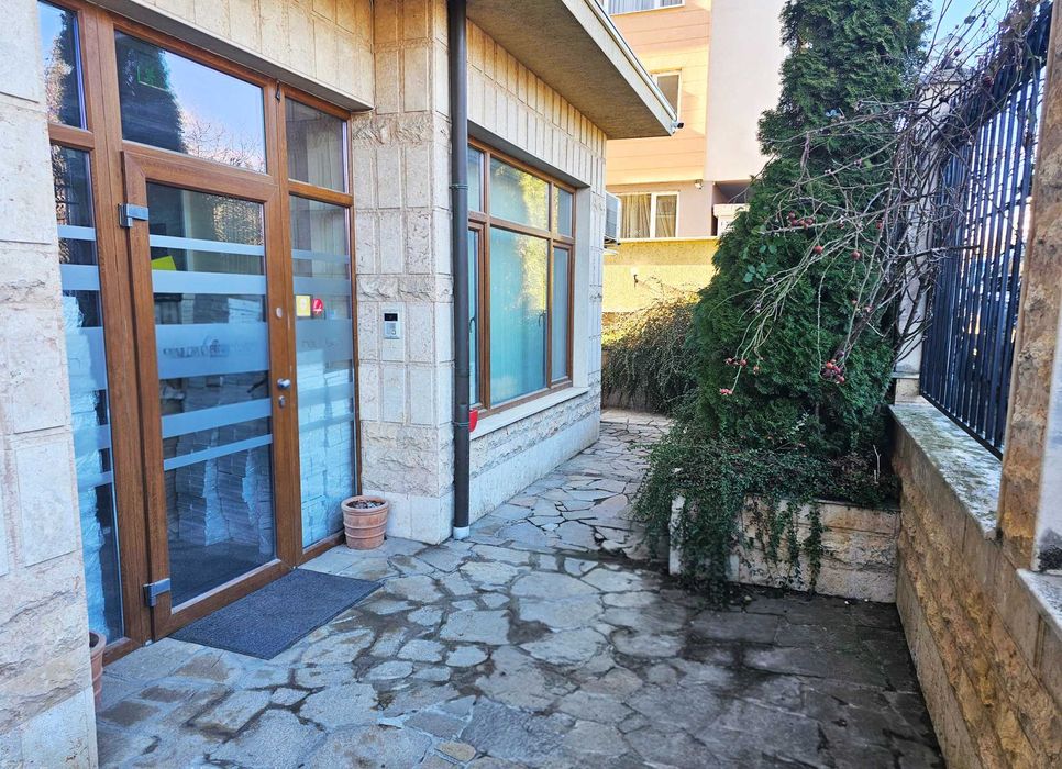 Завършен и обзаведен офис кв. Овча купел. Дворно пространство.