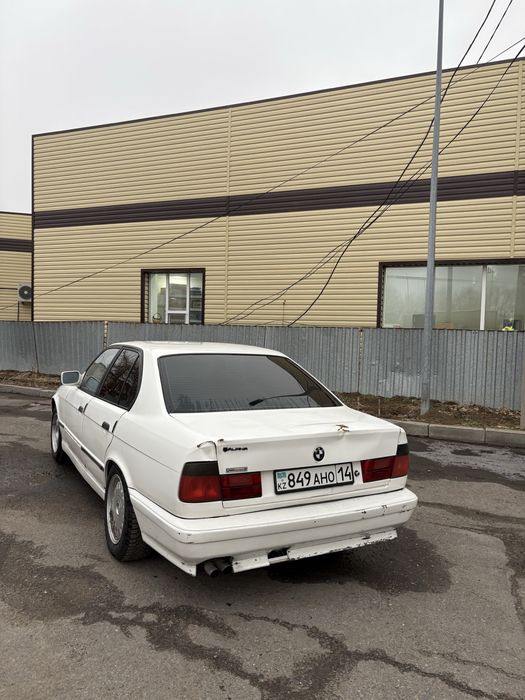 Продам машину бмв е34