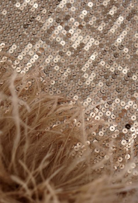 Рокля с пайети и пера