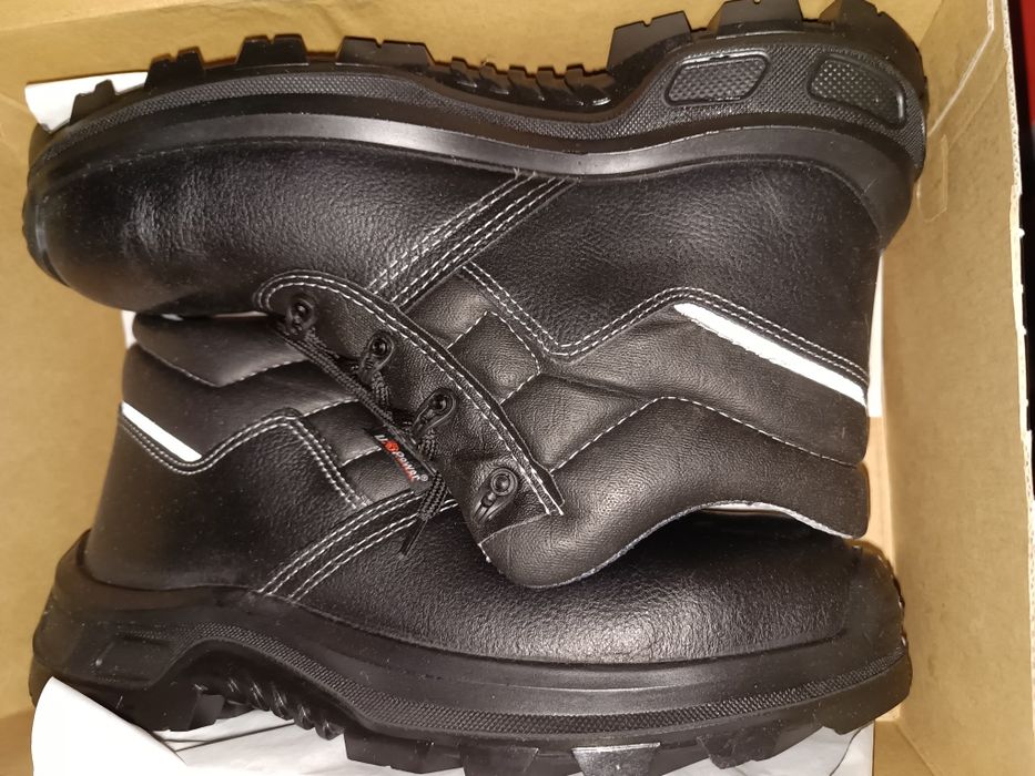 Работни обувки с бомбе