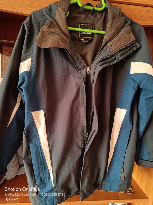 Vând geaca băieți.