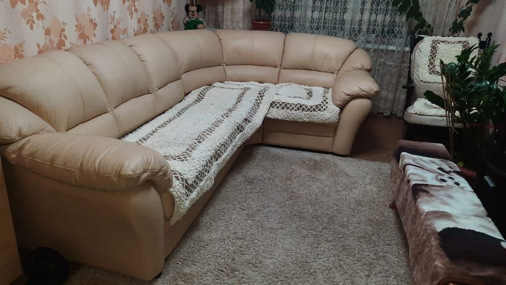 Кожаный диван...