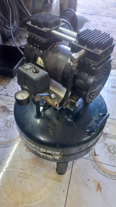 Продам компрессор бещмаслянный 25л