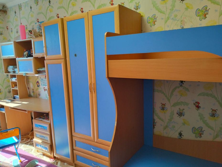 Продам гарнитур и двухъярусную кровать