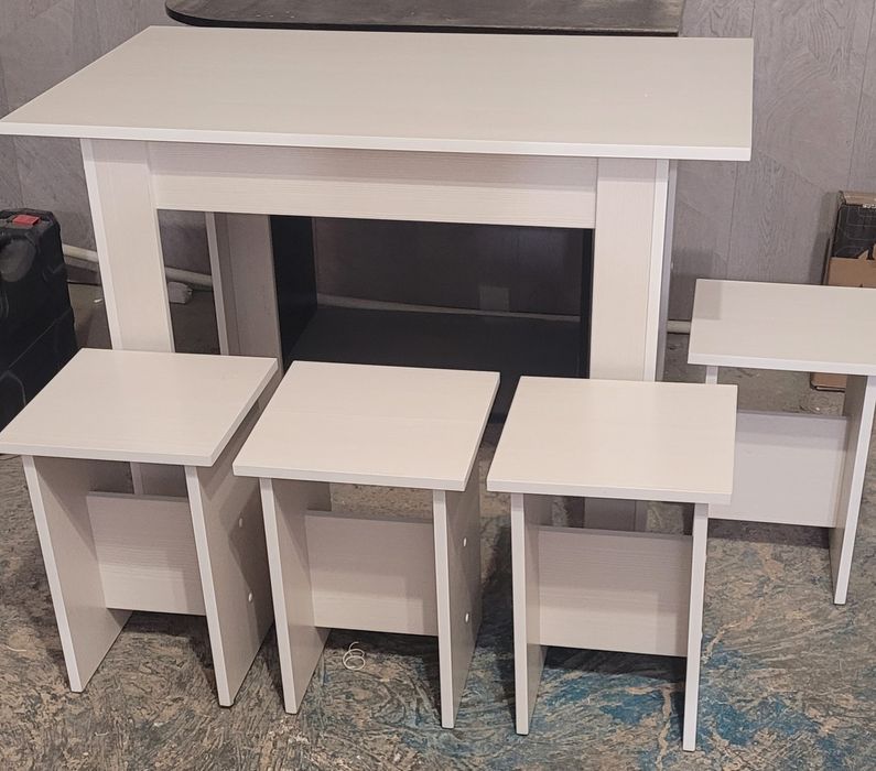 Кухонный стол и 4 табуретки
