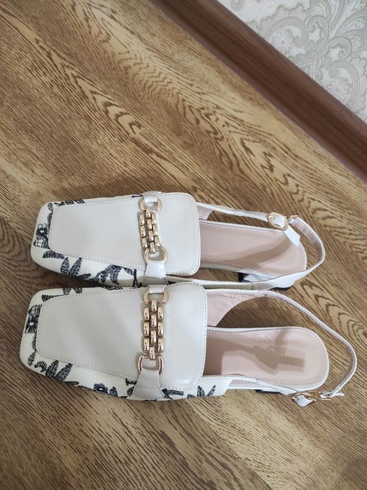 Туфли женские на низком каблуке с открытым носом и пяткой
Туфли женски